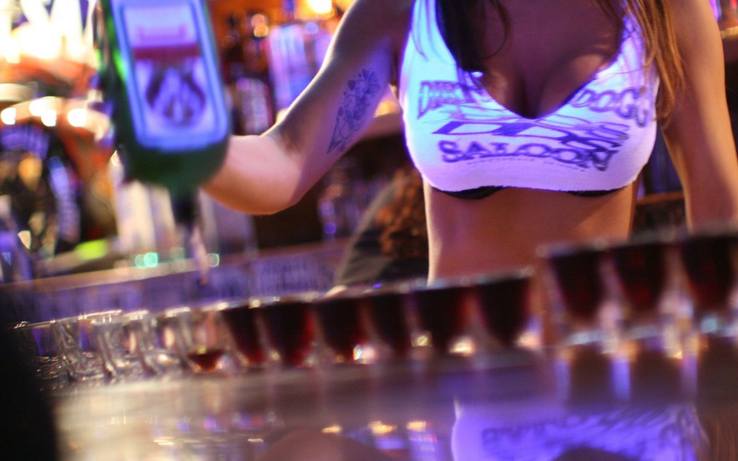 Девушка бармен 1440x900