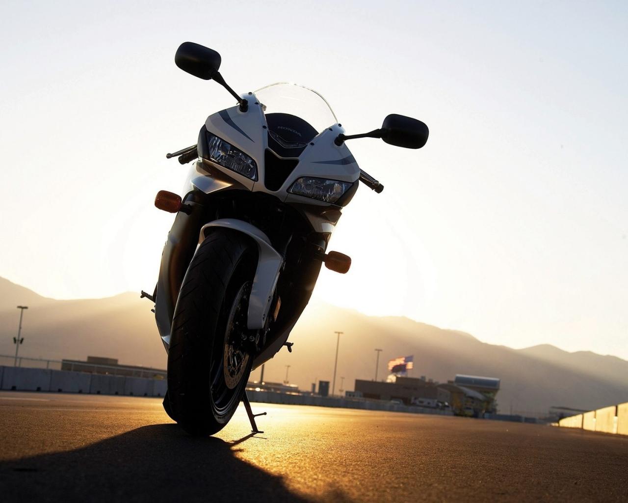 Мотоцикл на фоне заходящего солнца 1280x1024