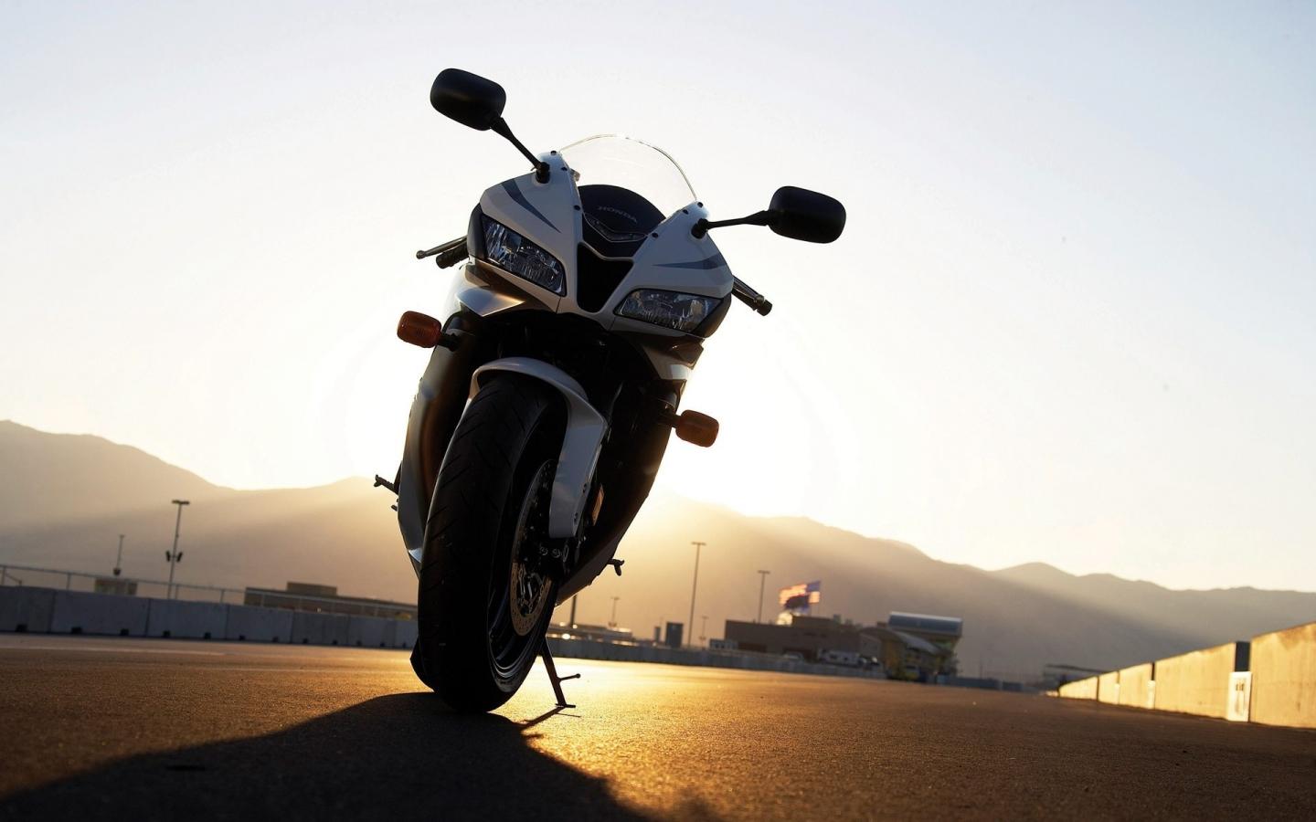 Мотоцикл на фоне заходящего солнца 1440x900
