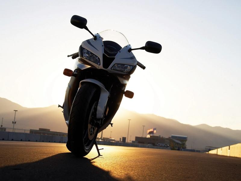 Мотоцикл на фоне заходящего солнца 800x600