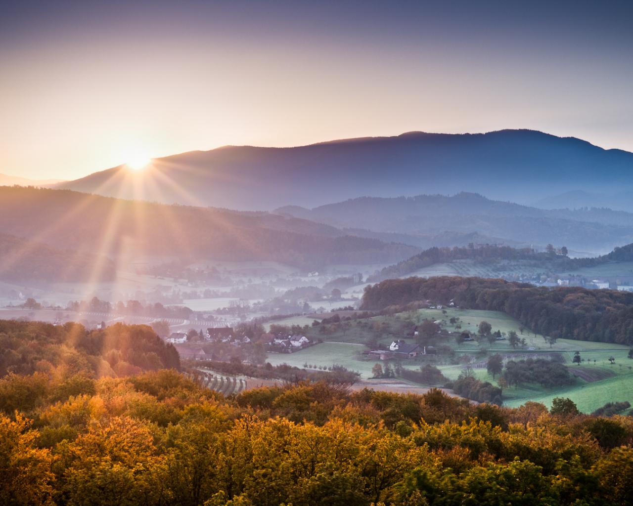 Пейзаж, панорама, горизонт, горы, леса, поля, деревья, дома, небо, солнце,  лучи обои для рабочего стола, картинки, фото, 1280x1024.