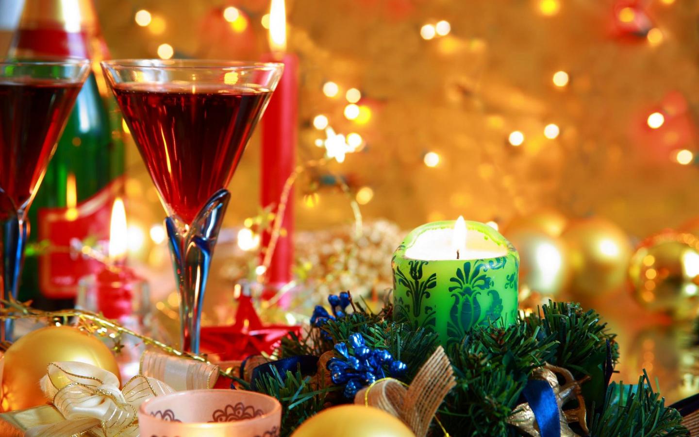 Бокалы шампанского под Новый год, красивые свечи 1440x900