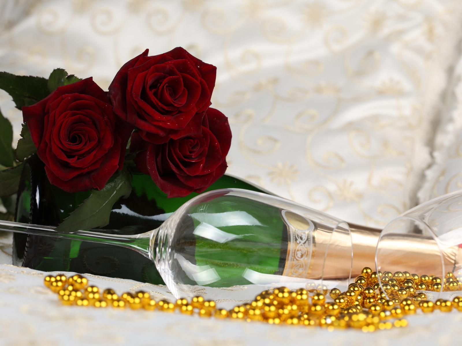Розы, шампанское, бакалы, бусы 1600x1200