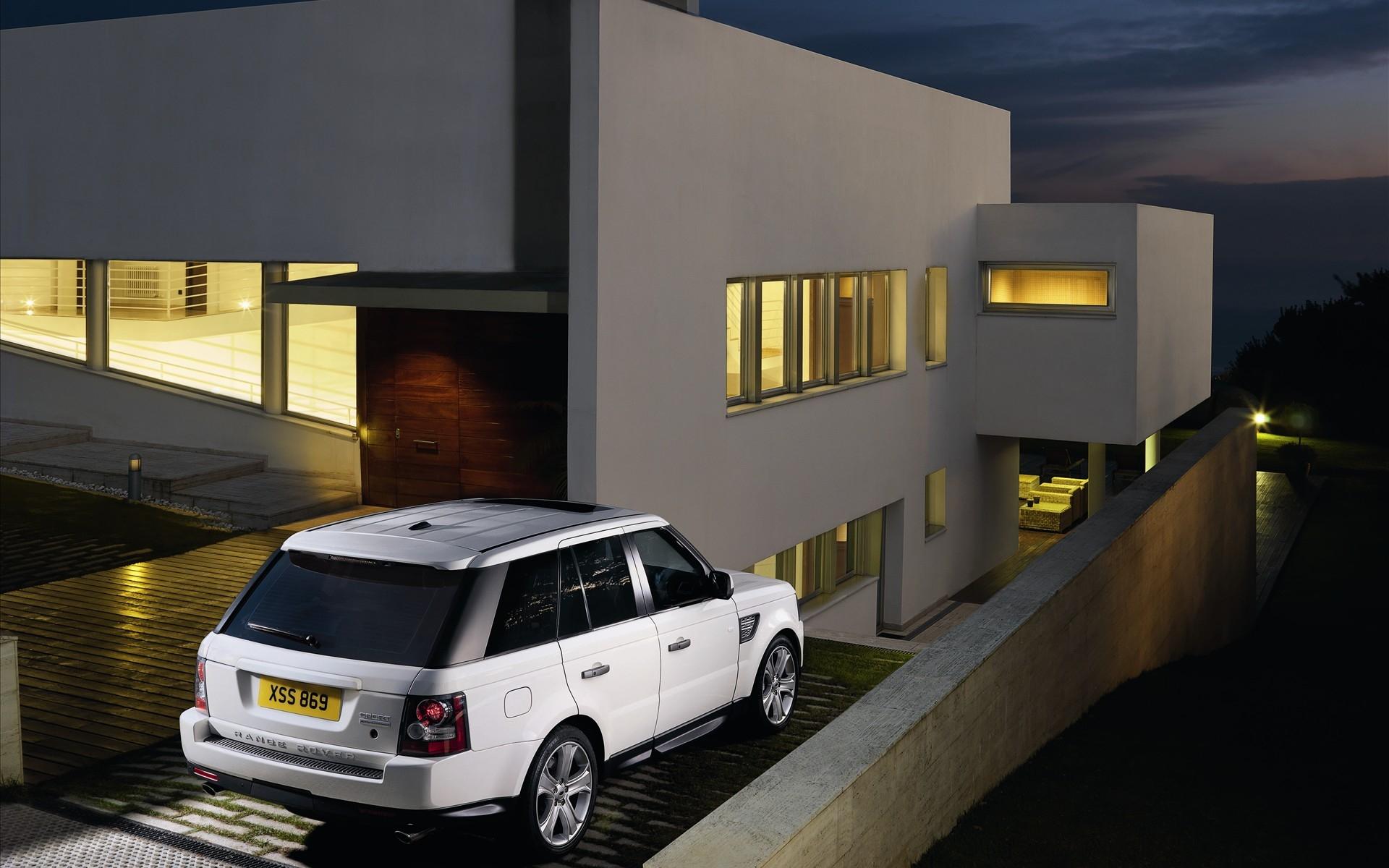 Белый Range Rover у дома 1920x1200