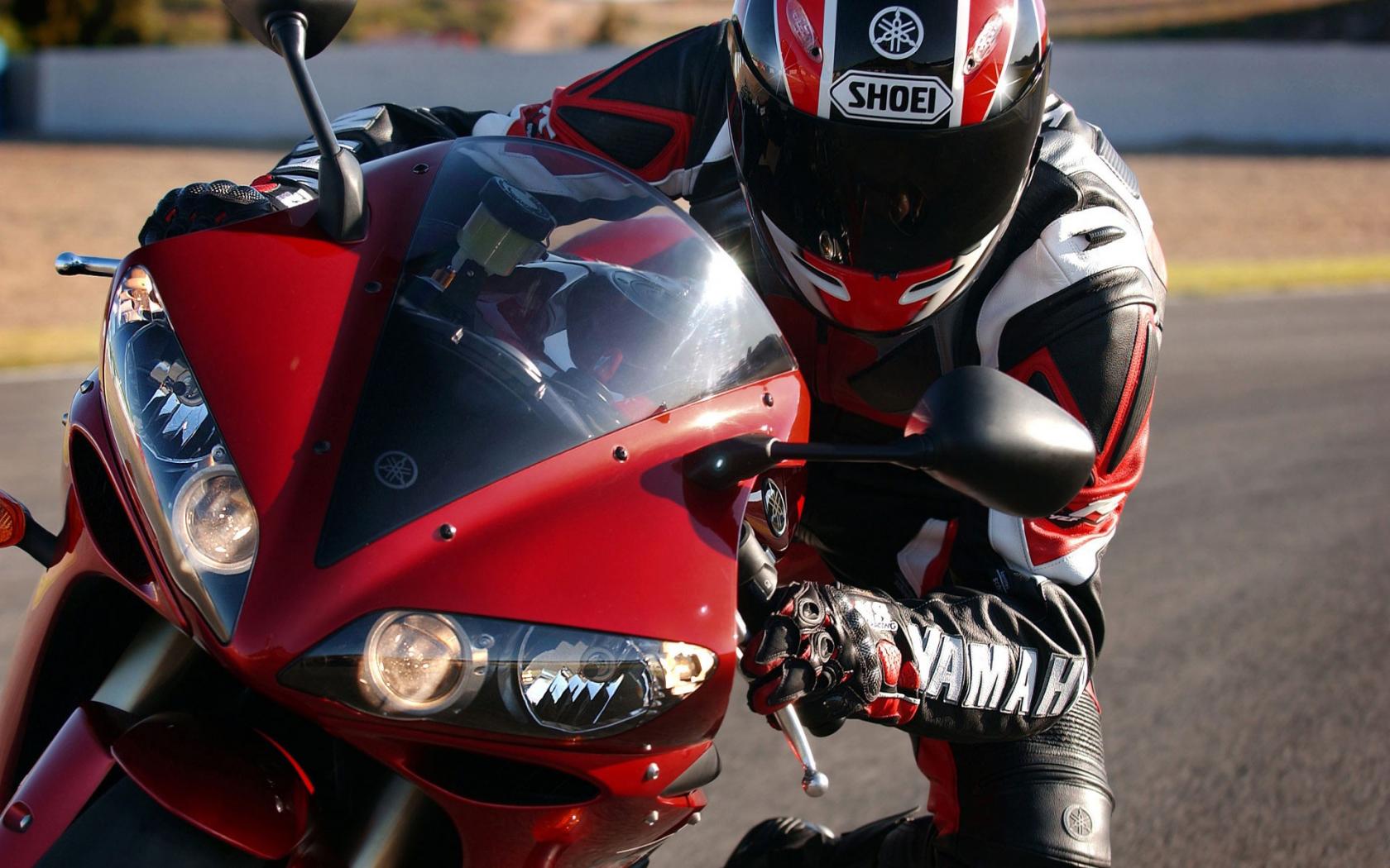 Мотоциклист на красной ямахе 1680x1050