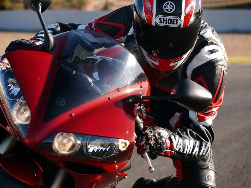 Мотоциклист на красной ямахе 800x600