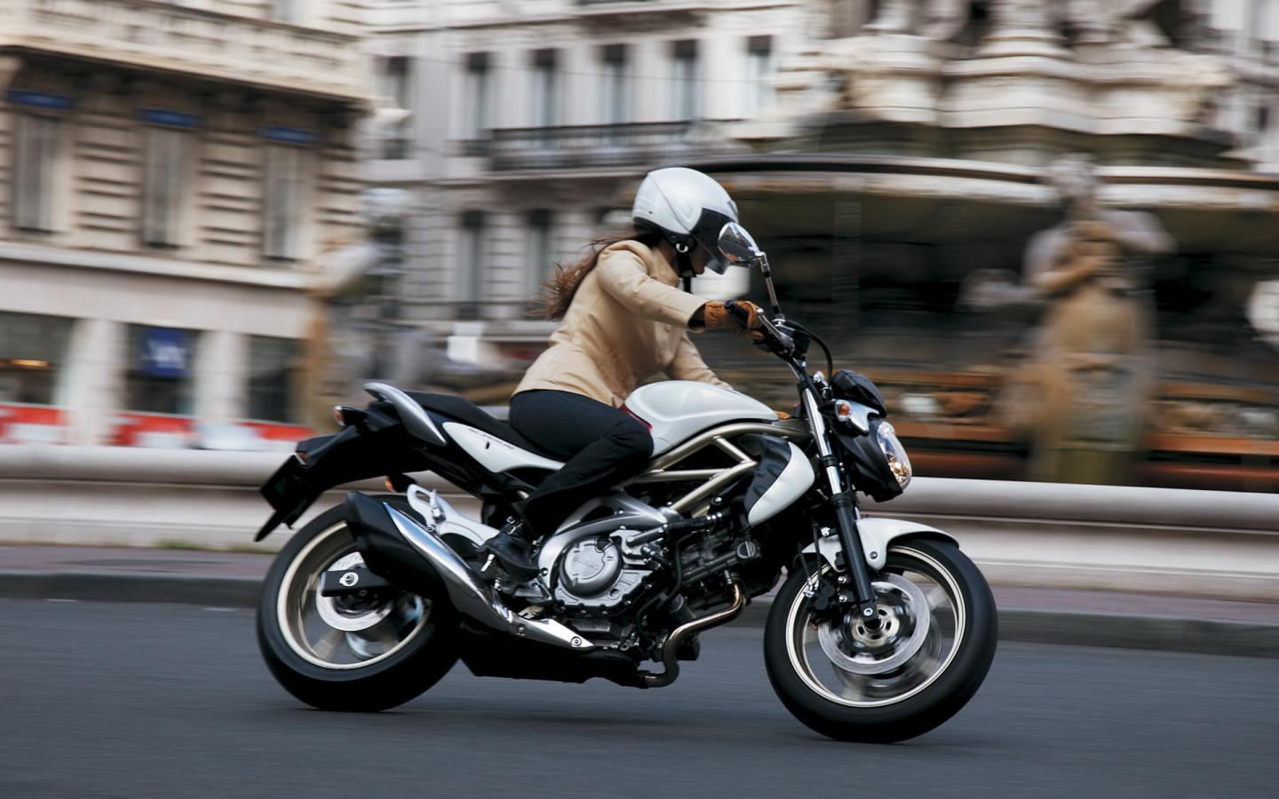 Мотоцикл Сузуки F650 1440x900
