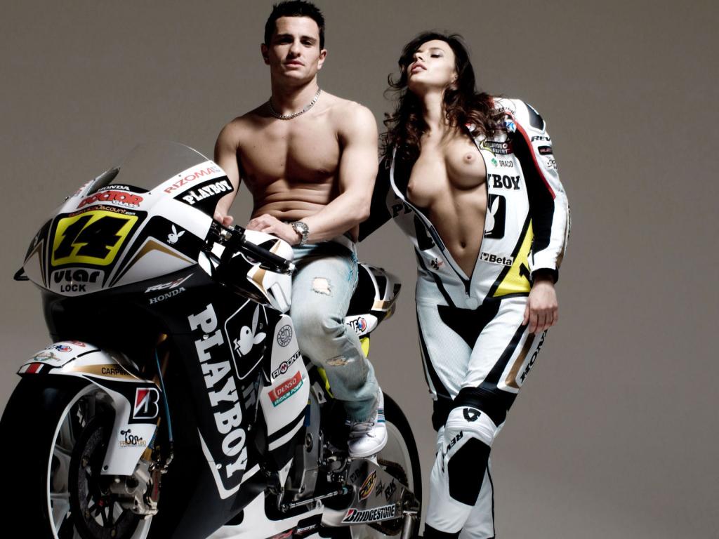 Мотоцикл, мужчина, девушка с голой грудью, костюмы 1024x768