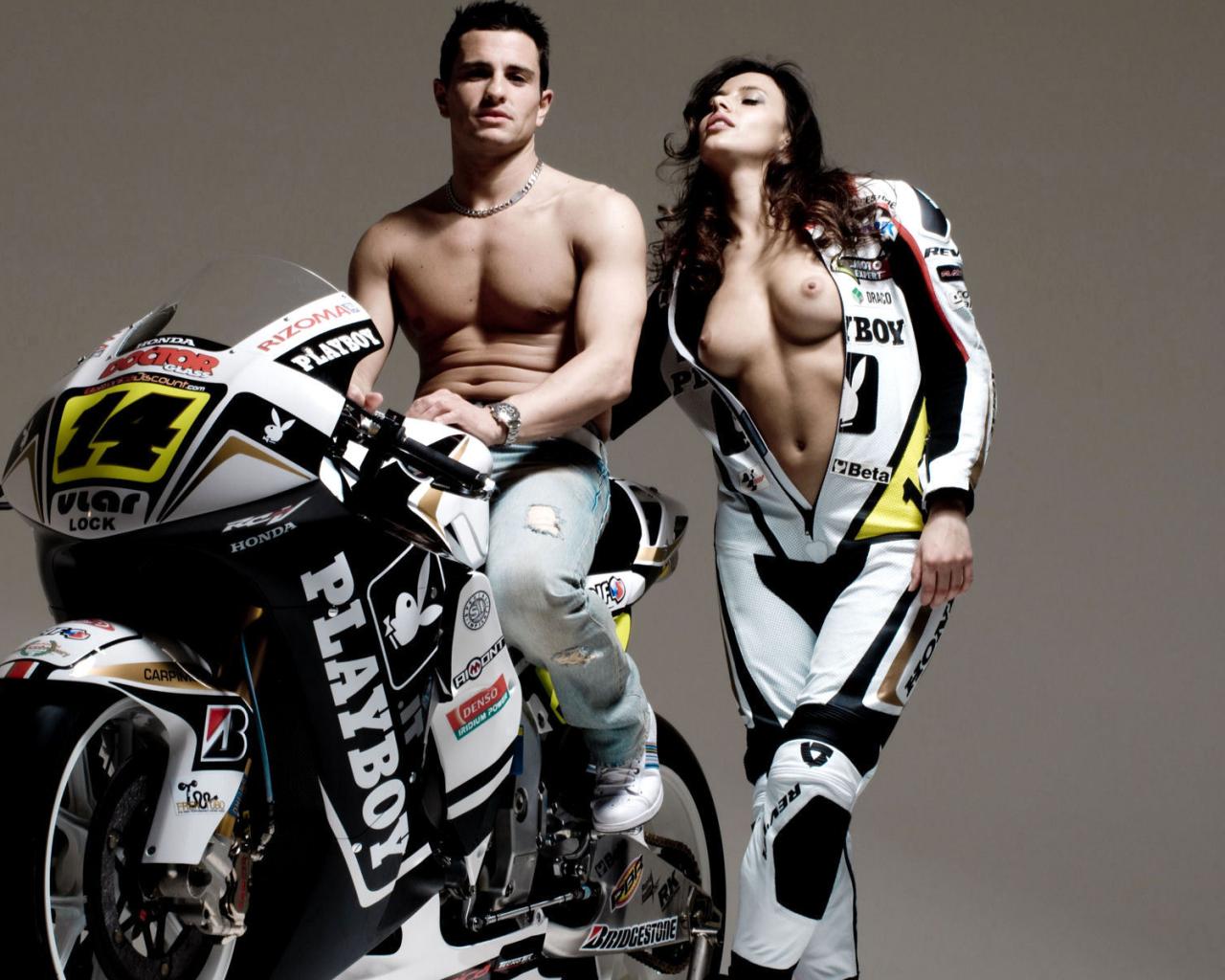 Мотоцикл, мужчина, девушка с голой грудью, костюмы 1280x1024