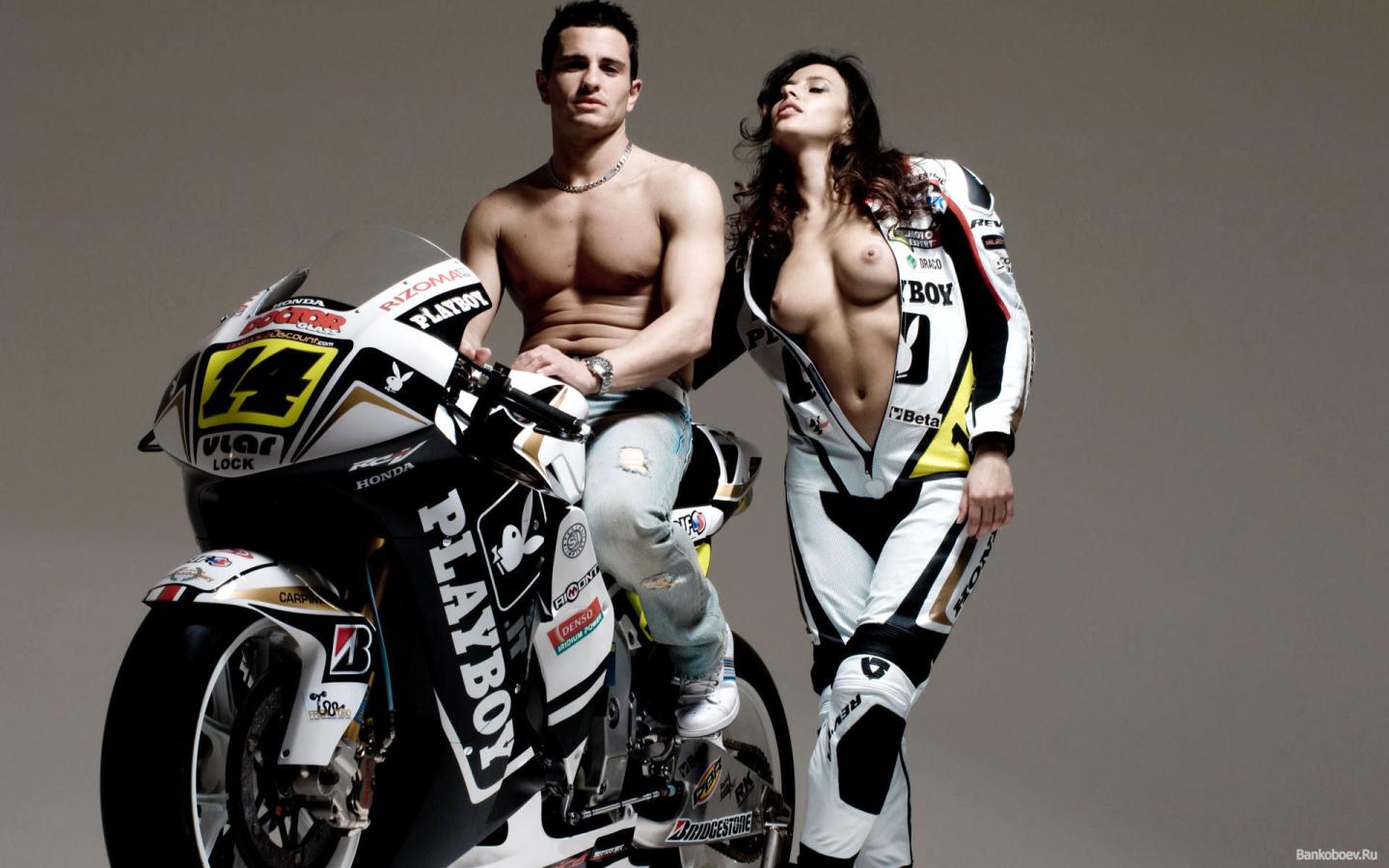 Мотоцикл, мужчина, девушка с голой грудью, костюмы 1440x900