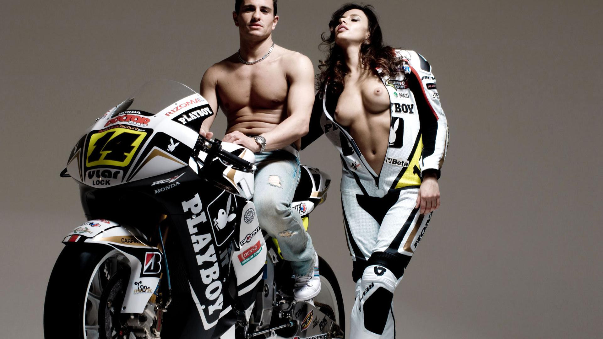 Мотоцикл, мужчина, девушка с голой грудью, костюмы 1920x1080