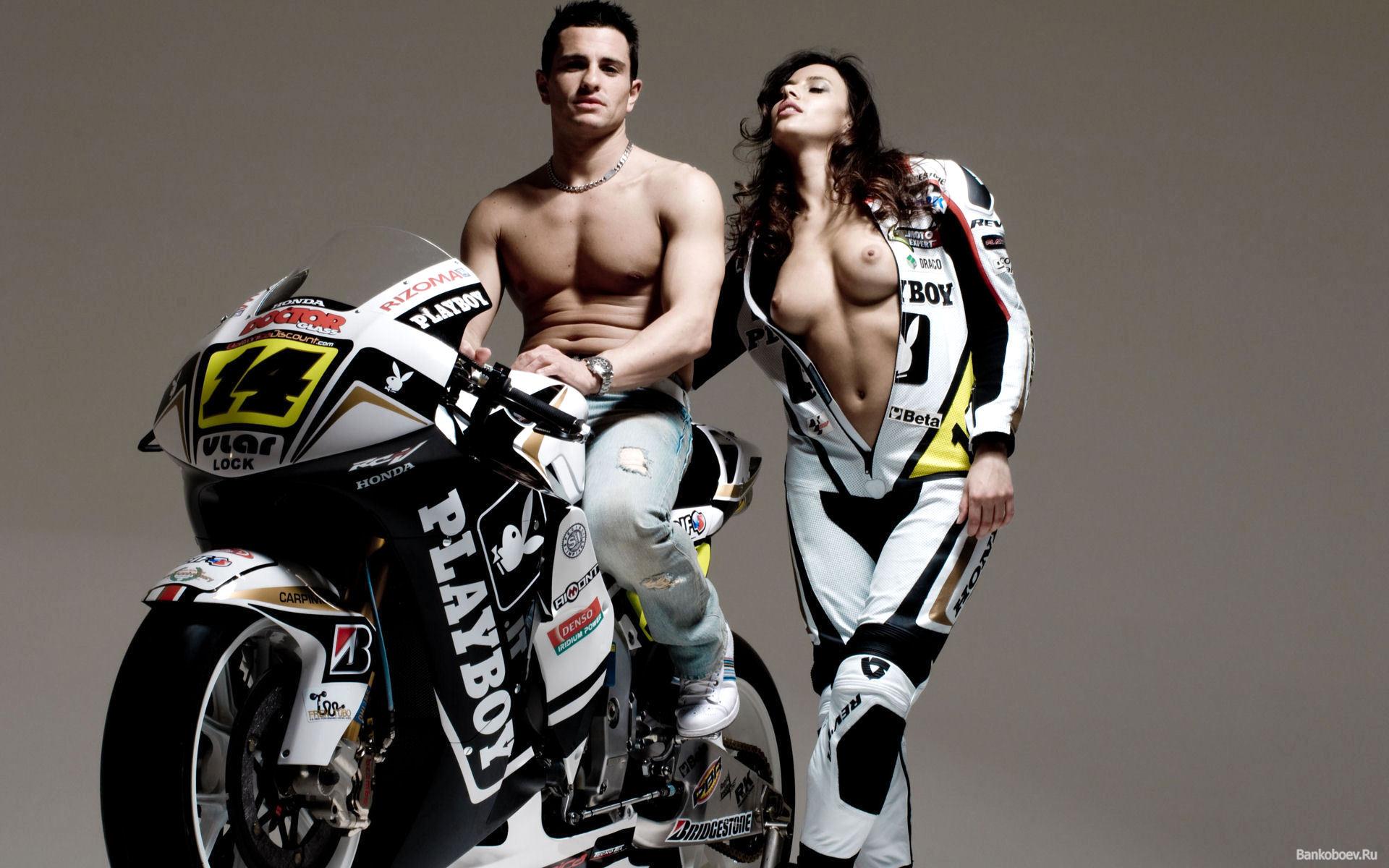 Мотоцикл, мужчина, девушка с голой грудью, костюмы 1920x1200