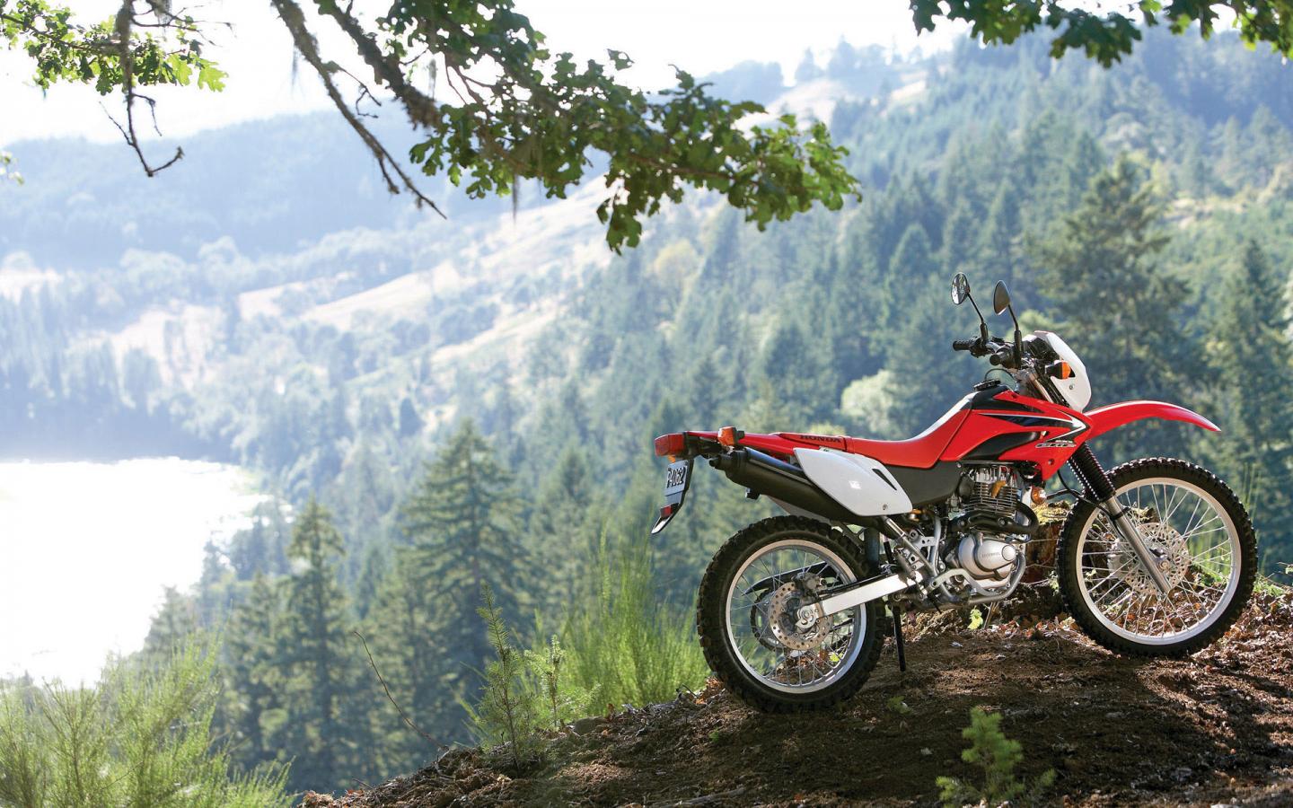 Мотоцикл на вершине горы 1440x900