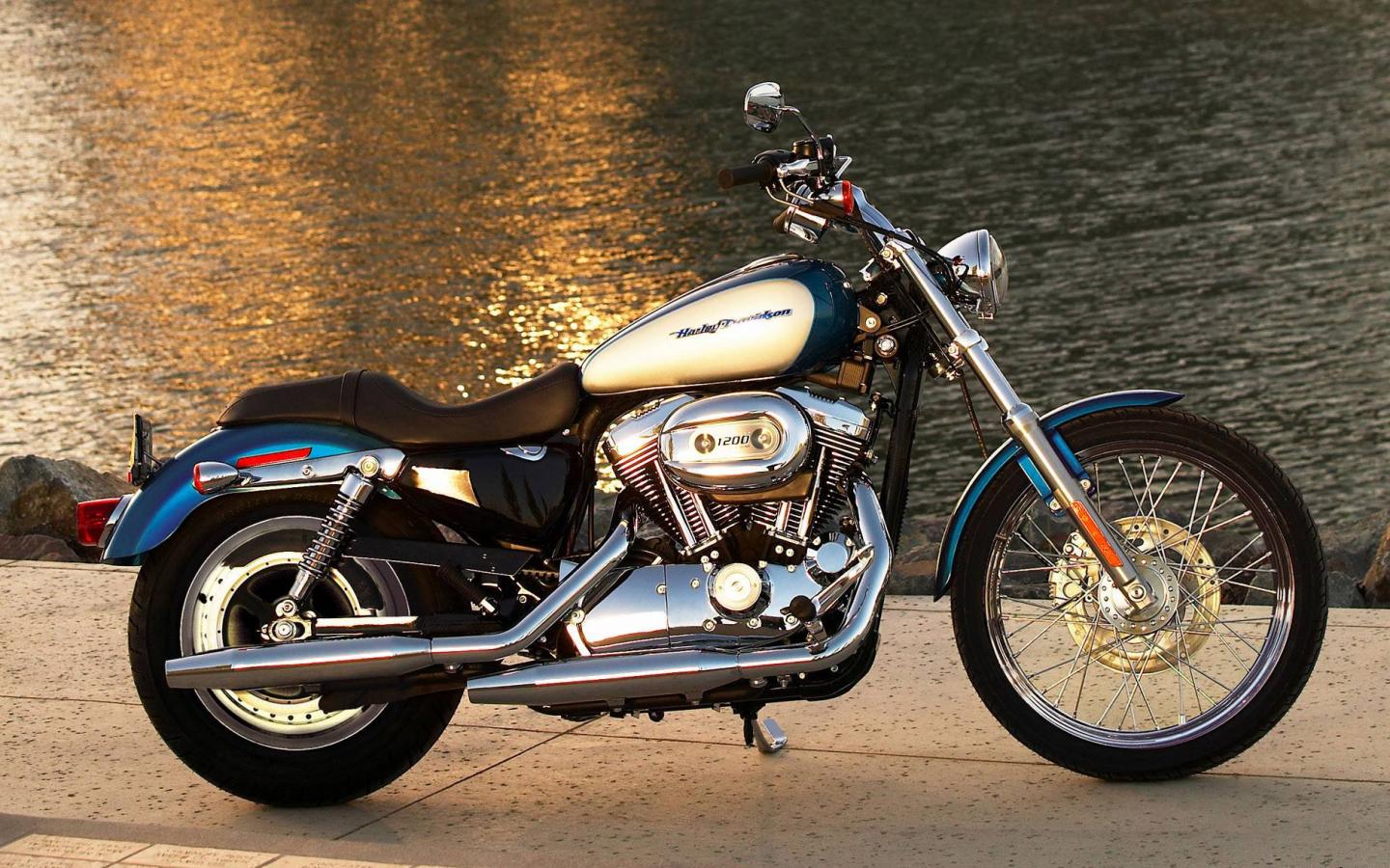 Мотоцикл на берегу реки 1440x900