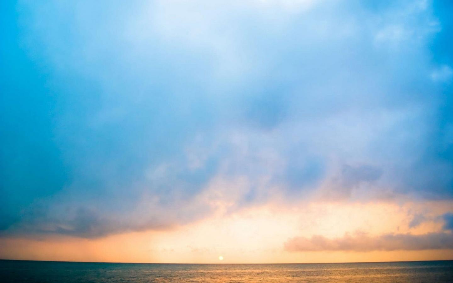 Восход солнца на море 1440x900