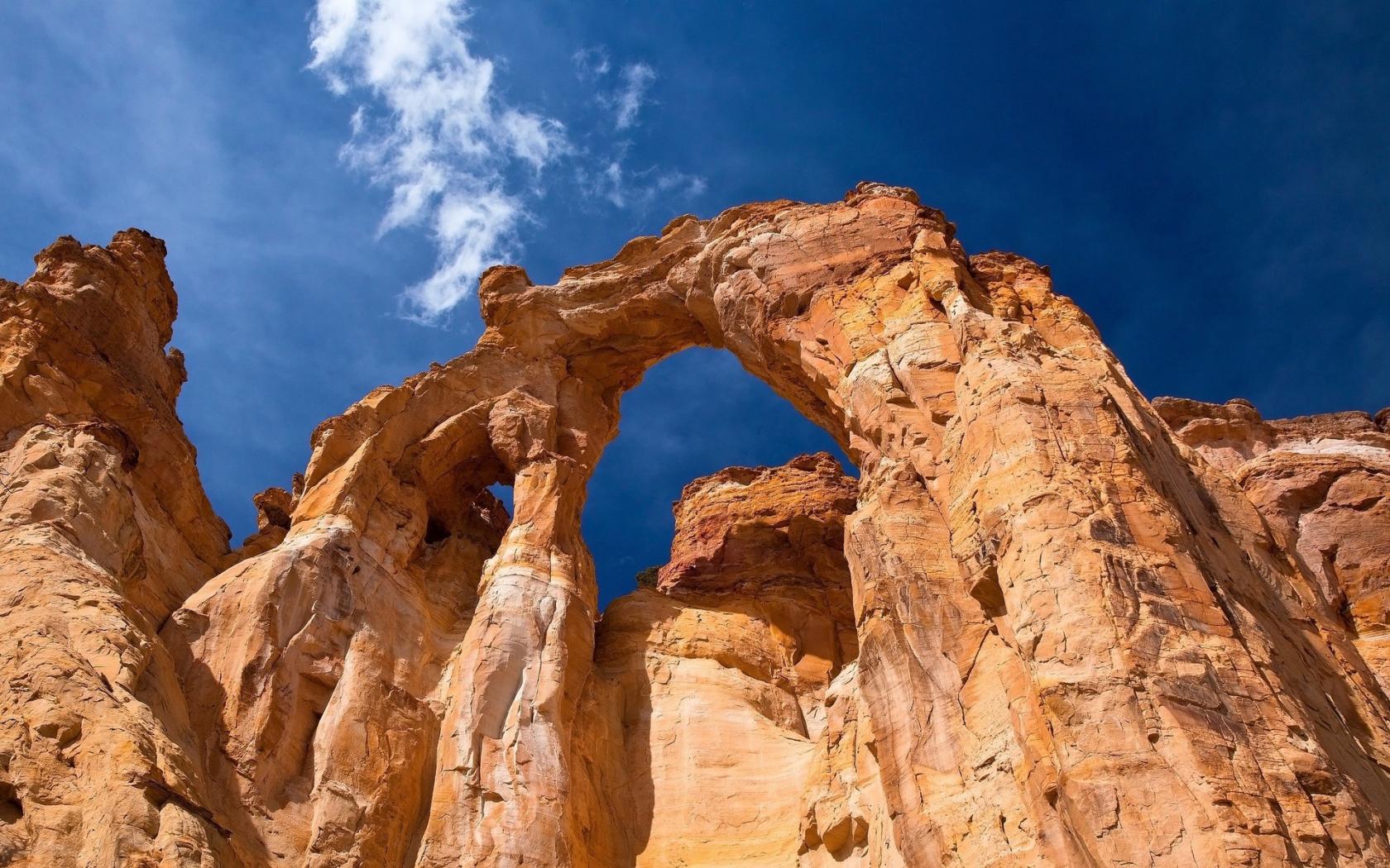 Восхитительная каменная арка 1680x1050